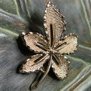 Vintage signed Sarah Coventry IVY LEAF BROOCH Gold Tone Textured   Jewelry 1960s